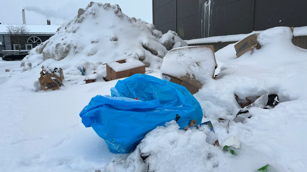 Förpackningar och skräp lämnas fortfarande vid Stora Coop.