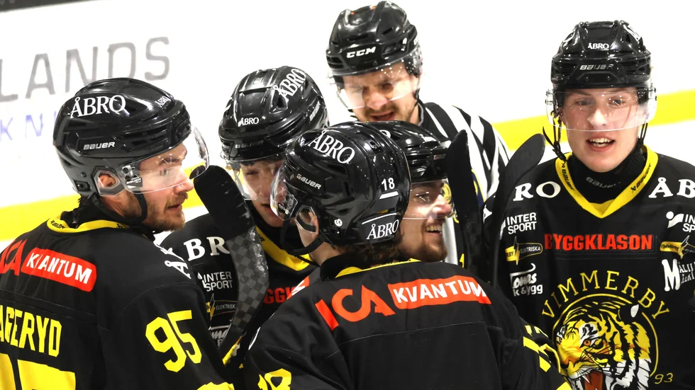 Första målet. Jakob Heljemo kramas om efter att snyggt ha styrt in 1-0.