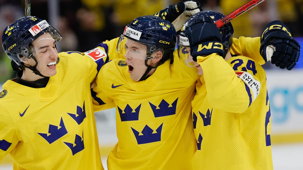 Theo Lindstein (mitten) firar ett av sina JVM-mål.