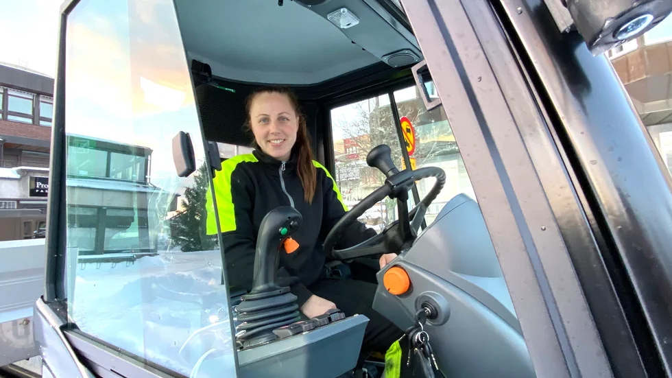 Arbetsdagarna blir långa för maskinisten Jessica Bergling när vintern kopplar ett rejält grepp om Finspångs kommun.