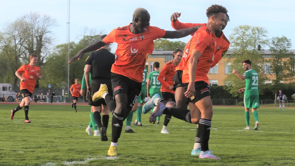 Lamin Touray och Neil Hillion lämnar.