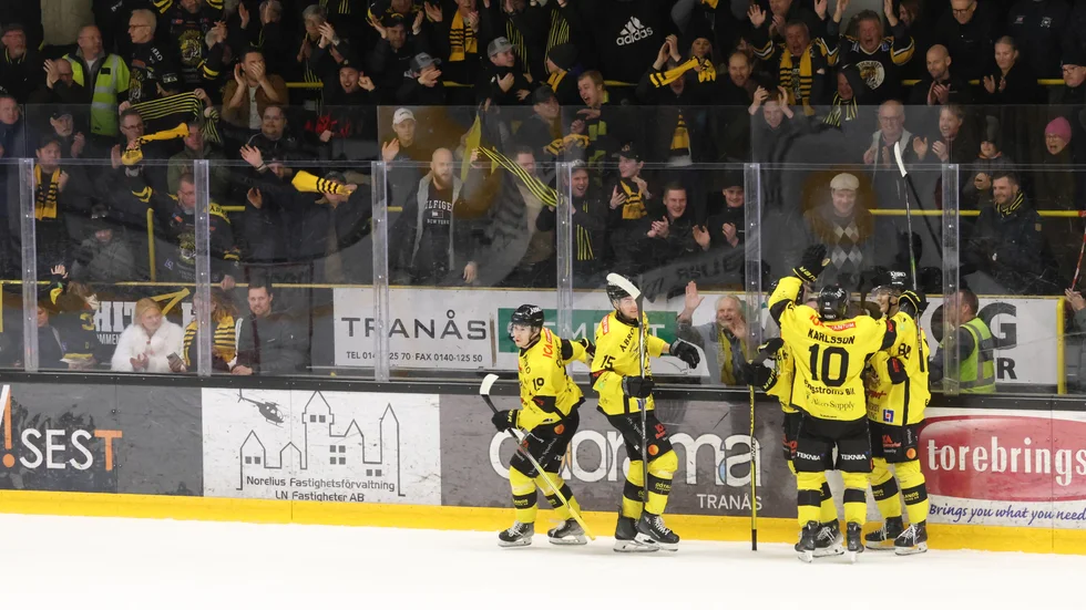 Vimmerby jublar över 3-1 mot Tranås inför de över 100 tillresta supportrarna.