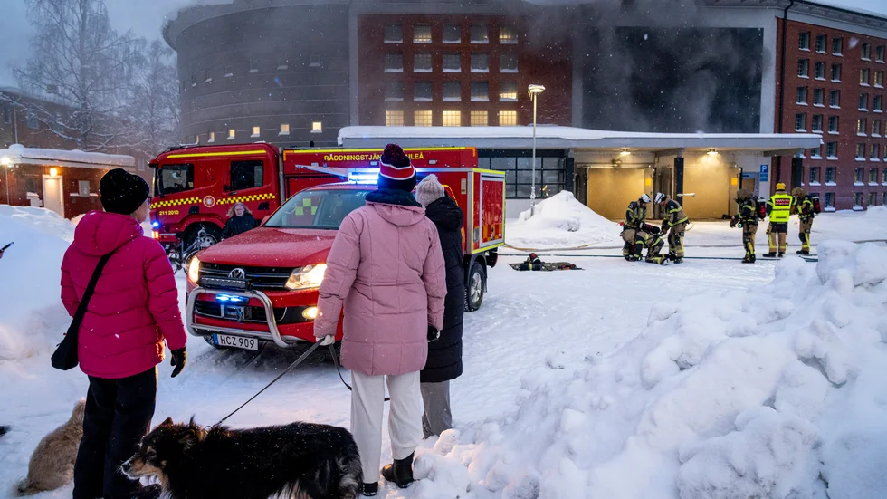 Tidigt på lördagsmorgonen utbröt en brand i ett parkeringsgarage på Mjölkudden.