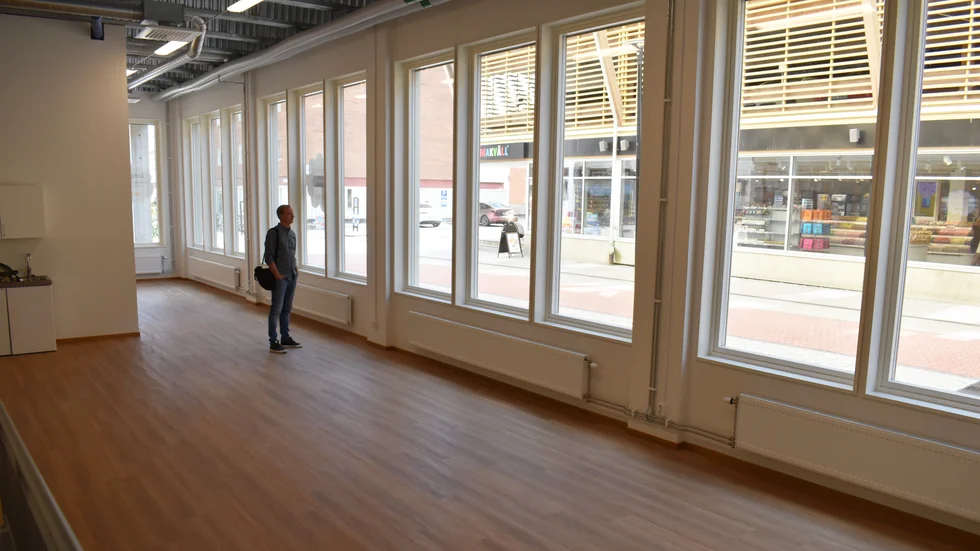 Den lediga lokalen har ett extremt skyltläge, med 26 sådana här höga fönster ut mot gågatan.  