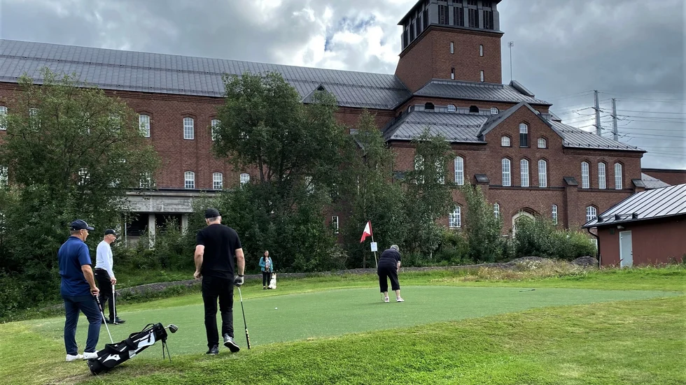 Porjus golfklubbs niohålsbana ligger i direkt anslutning till den anrika kraftstationsbyggnaden.