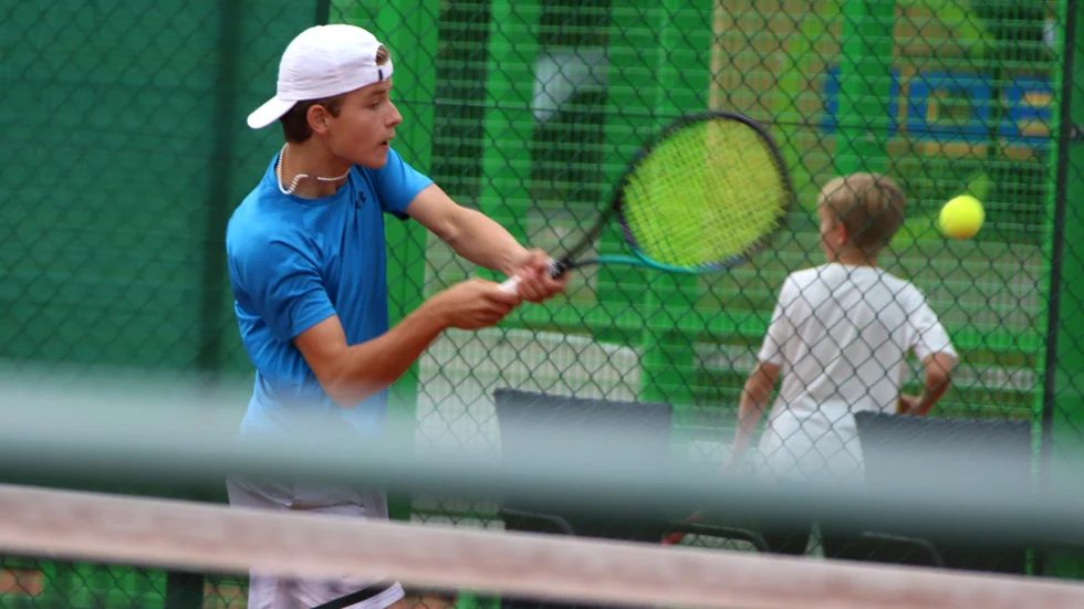 John Vikström, som kommer från Skellefteå men spelar tennis för Piteå Racketklubb, vann regionsmästerskapet i pojksingel 16 A. Därmed är han klar för SM-slutspel. (Arkivbild)