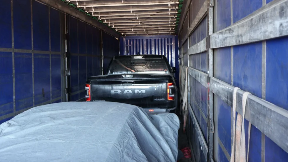 I lastbilen fann polisen både den stulna Porschen och en stulen Dodge Ram. Bilarna värderas till över fyra miljoner kronor.