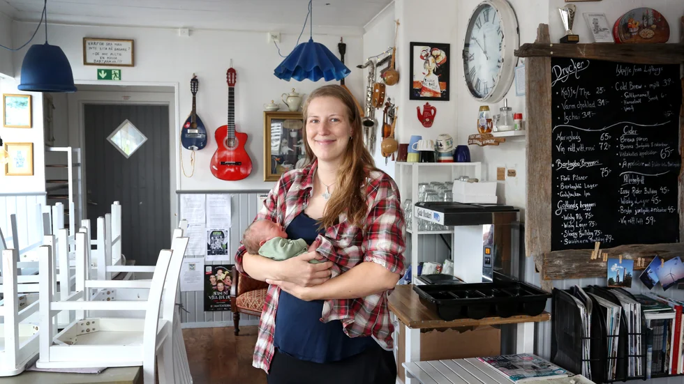Café Maffen stängde i söndags. Linda Lidholm och lille Olle hann precis hem från BB för att ta farväl av de sista gästerna.
