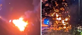 Personbil började brinna under färd – se filmen 