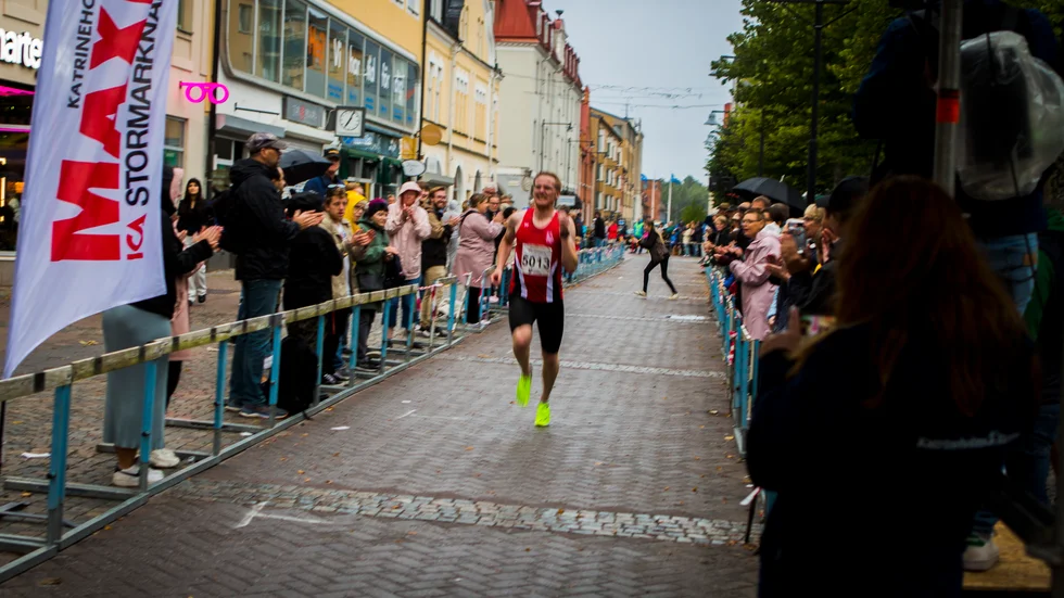Freddy Lejon från Finspång sprang in som segrare i KK-Joggens halvmil