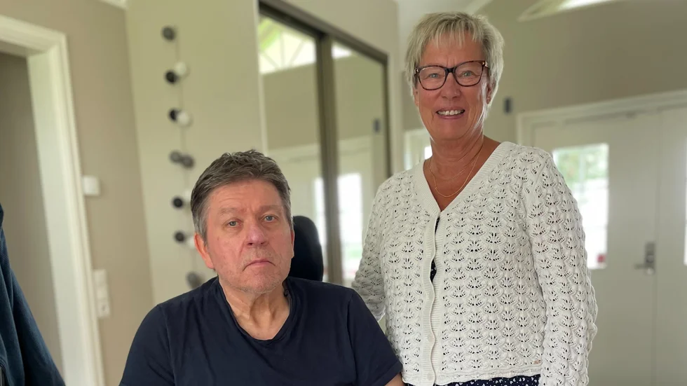 Stefan Isaksson drabbades av den ovanliqa nervsjukdomen CBD vid 56 års ålder. Här med sin fru Rose-Marie Isaksson i hemmet. 