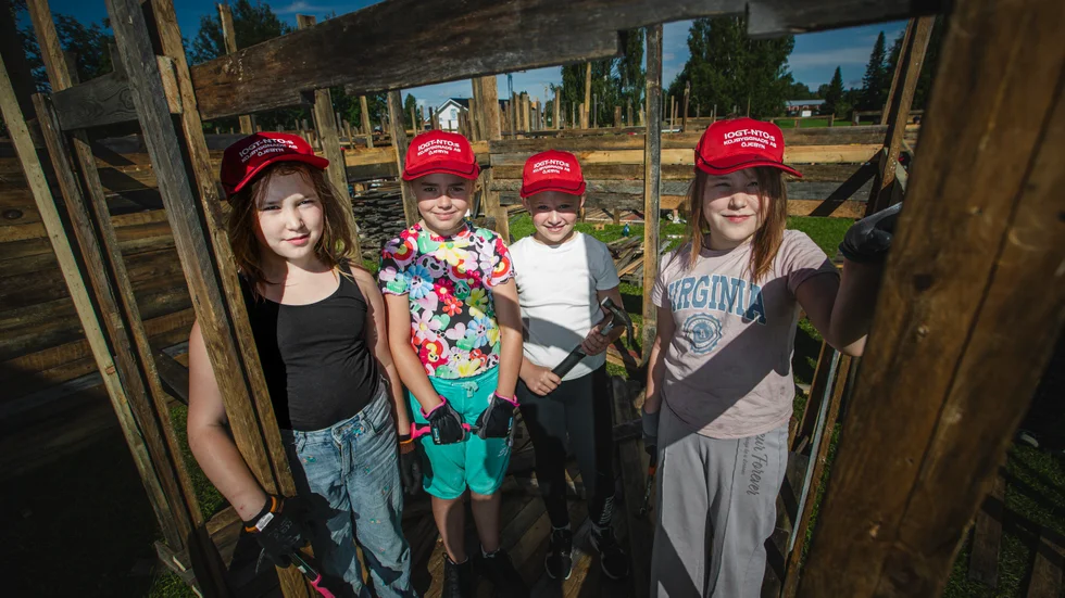 Ella Granberg, Joline Nyström, Loelle Oskarsson och Elise Granberg hade koll på hur man bygger en koja. Från början hade de en ritning som de följde men när de kommit igång behövdes den inte längre.