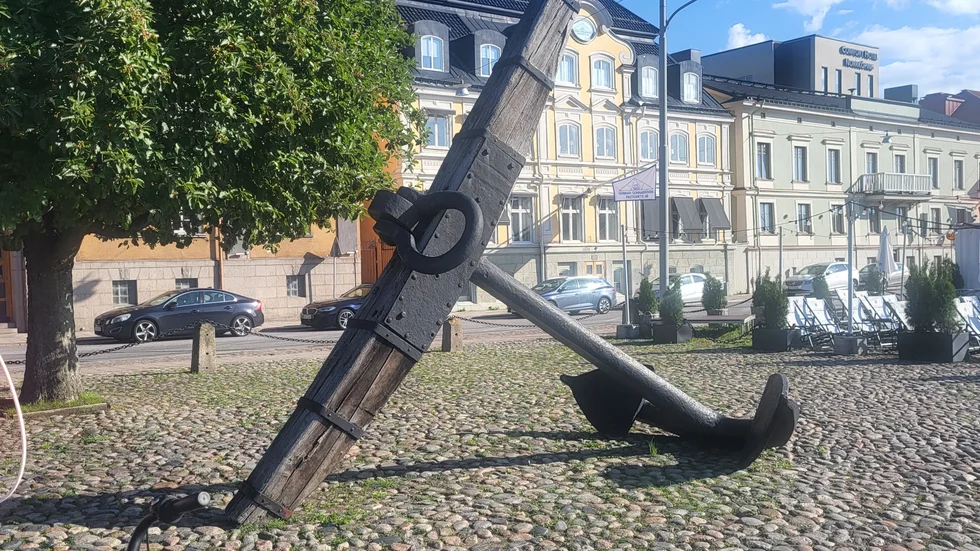 Det anonyma ankaret vid gamla tullhuset i Norrköpings hamn, lär ha tillhört HMS Norrköping!