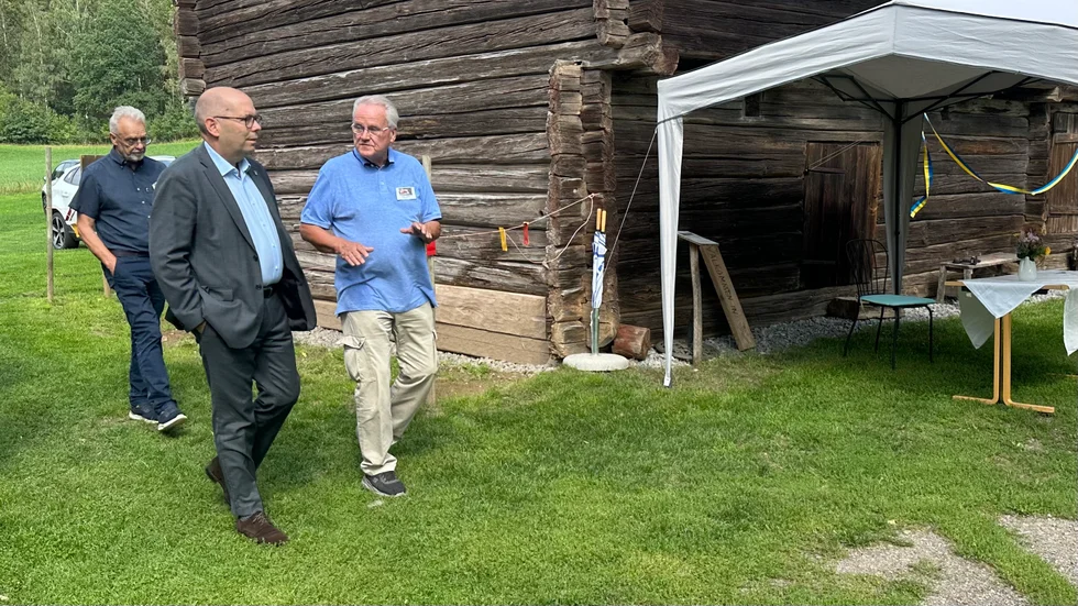 Magnus Lindbergh berättar för landshövding Carl Fredrik Graf om arbetet som skett med byggnaderna.