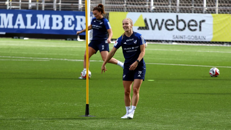 Sabina Ravnell kombinerar elitsatsningen i IFK Norrköping med deltidsarbete som fysioterapeut, personlig tränare och massör.