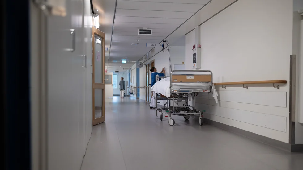 Sjuksköterskebristen leder till stängda vårdplatser på Akademiska sjukhuset. Åndå ligger regionens sjuksköterskelöner betydligt lägre än kommunens.