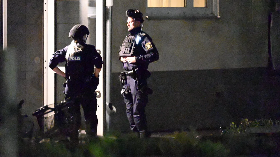 Flera poliser undersökte under natten mot torsdagen ett föremål som kunde misstänkas vara farligt