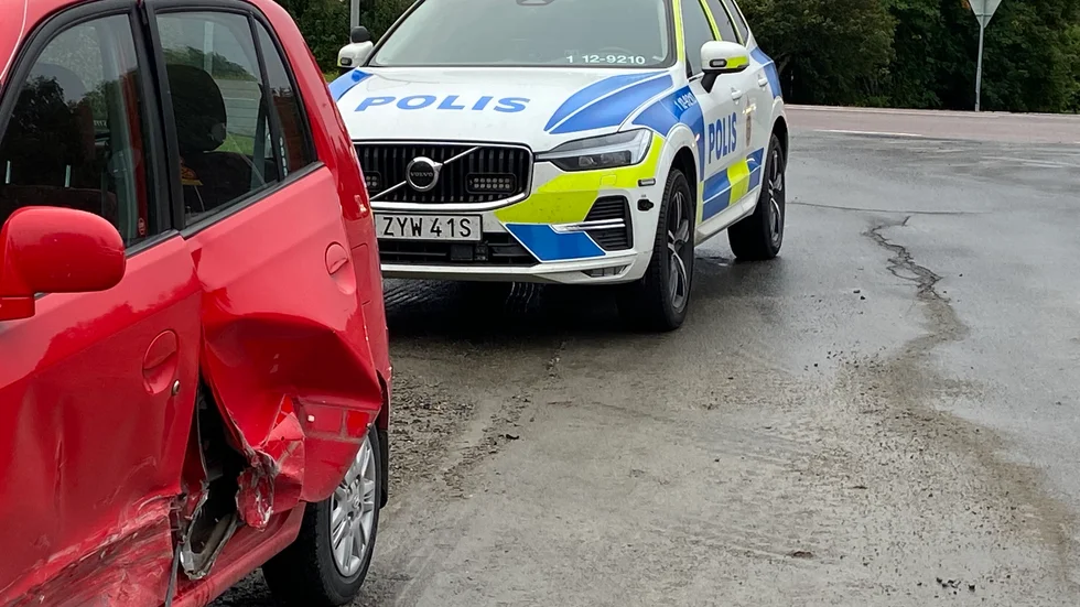 En av bilarna fick plåtskador på sidan.