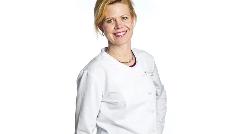 Annika Svedberg, chefsapotekare på Apotek Hjärtat, uppmanar småbarnsföräldrar att prata med sina barn om vikten av att inte klia, när sjukdomen är framme. 