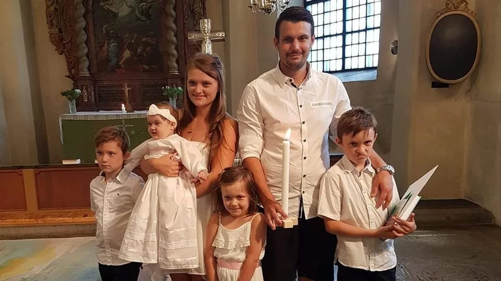 Marcus Möller med sin familj som nu skänker sitt förråd till bättre behövande inför jul.