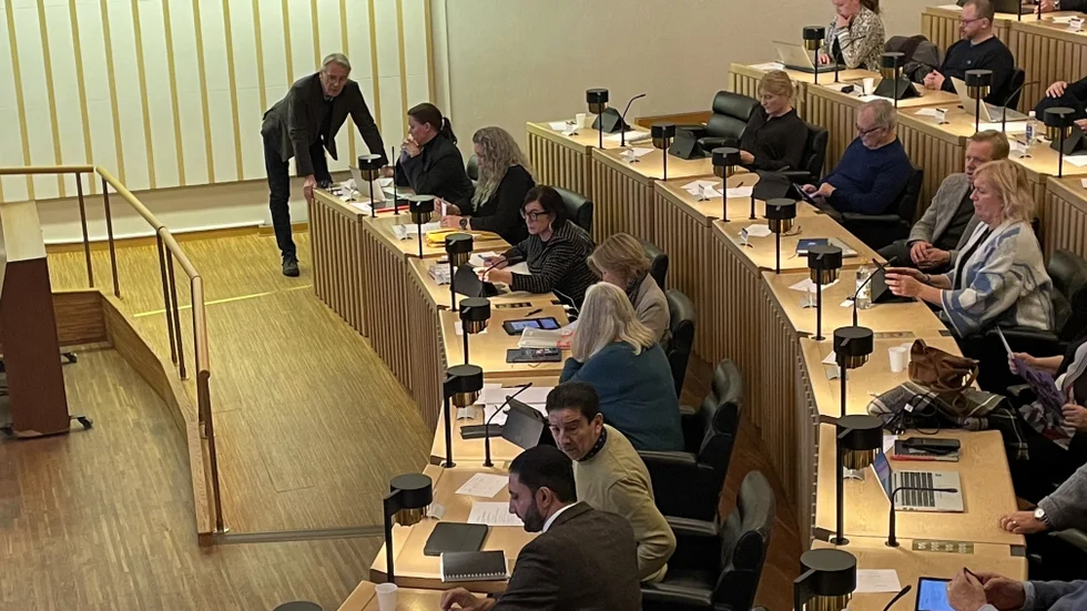 Att inställda fullmäktige skulle innebära att vår lokala demokrati är i gungning är minst sagt en överdrift, skriver Urban Granström (S) och Carina Wallin (S) med flera.