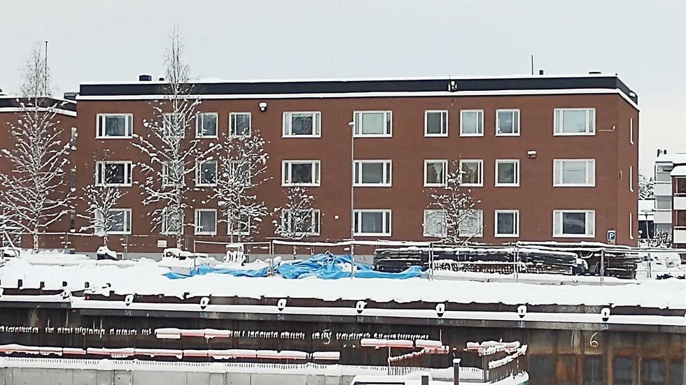 Högst upp i det här huset på Hantverkaregatan i centrala Gällivare finns kommunens personalbostäder, de som nu stängs.