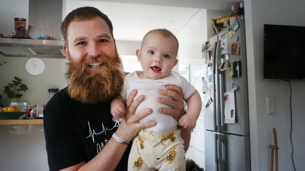 Markus Kihlman i Stenkumla överraskades på fars dag, tack vare att sambon Tina Thörnhammar skickat in en hälsning till fars dag. Den bästa och busigaste pappan dottern Gry kan få, menar hon.
