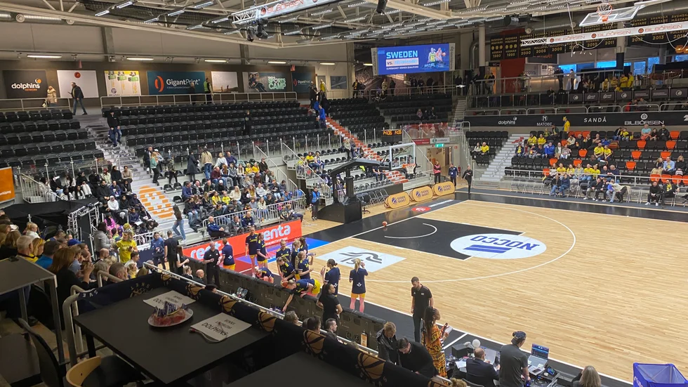 Stadium arena börjar fyllas inför eftermidagens EM-kvalmatch.
