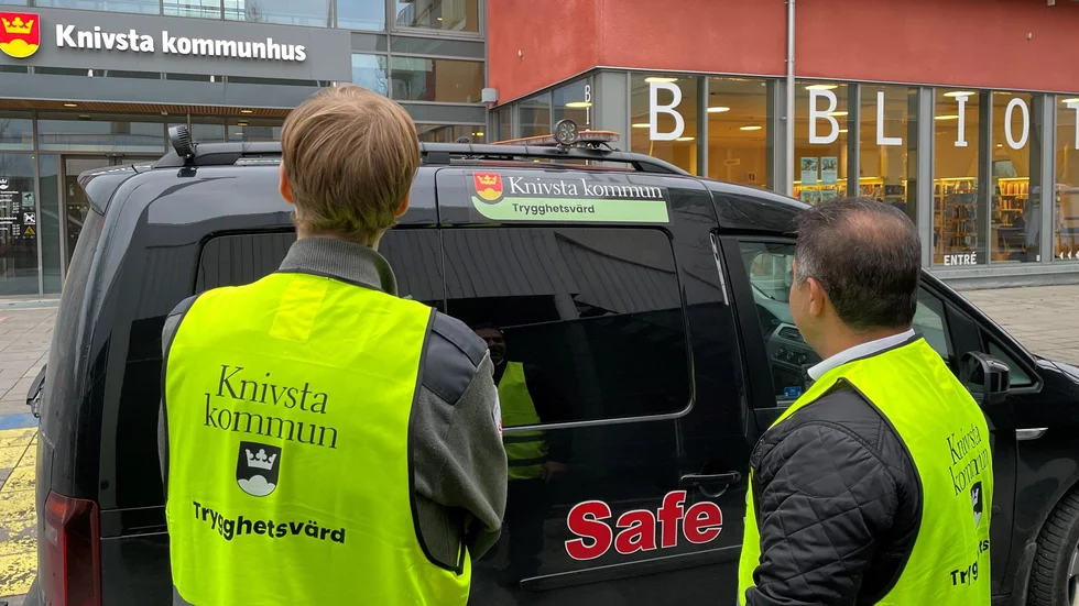 Trygghetsvärdarna kommer att ha gula västar med texten "Trygghetsvärd" på sig. Även deras bil bär samma dekal. De nås på telefonnummer 018-34 69 99 fredag- och lördagskvällar.