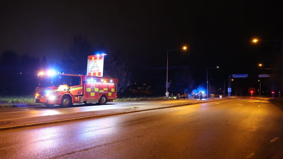 Bilbrand på Kungsgatan tidigt på söndagsmorgonen.