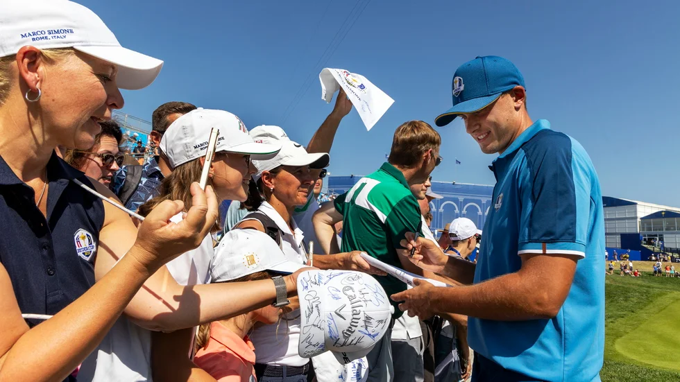 Ludvig Åberg skriver autografer efter onsdagens träning inför Ryder Cup-debuten.