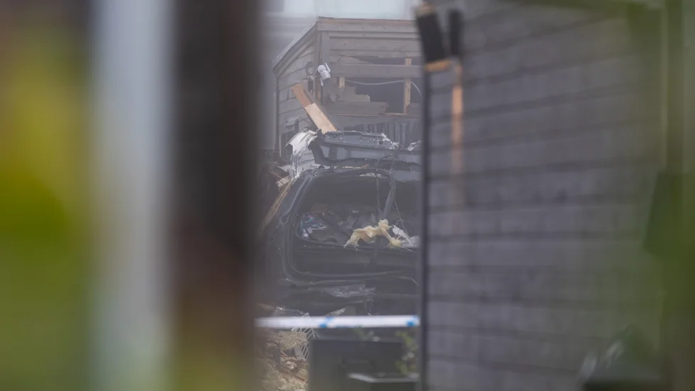 Sprängningen totalförstörde två hus och orsakade stora skador på flera bostäder. 