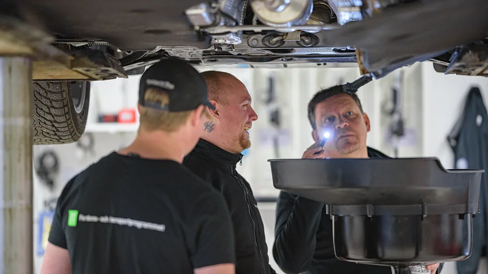 Vi går igenom allt från bromsar, motor och däck till att AC:n 
fungerar, säger Kristoffer.