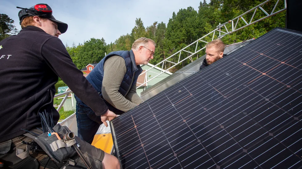 Johan Pehrson gick med bestämda steg upp för byggställningen för att lägga tillrätta solcellsplattan. 
