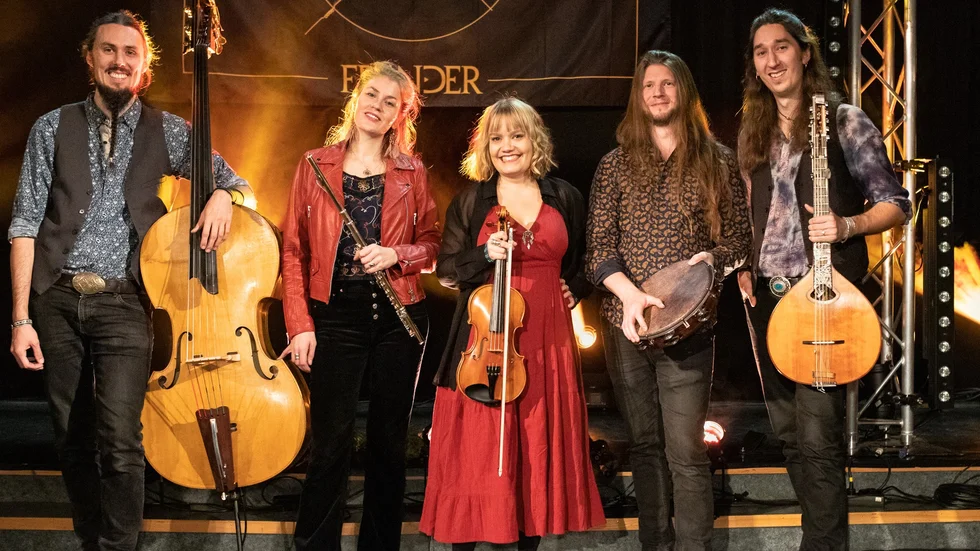 Daniel Dluzewski, Säde Tatar, Alva Granström, Andreas Berglund och Gabbi Dluzewski i Fränder kommer till Strängnäs under lördagen.