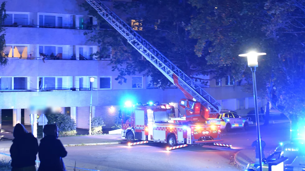 När det började brinna i två trappuppgångar i Brandkärr flydde ett stort antal människor ut på gården. Andra flydde till sina balkonger.