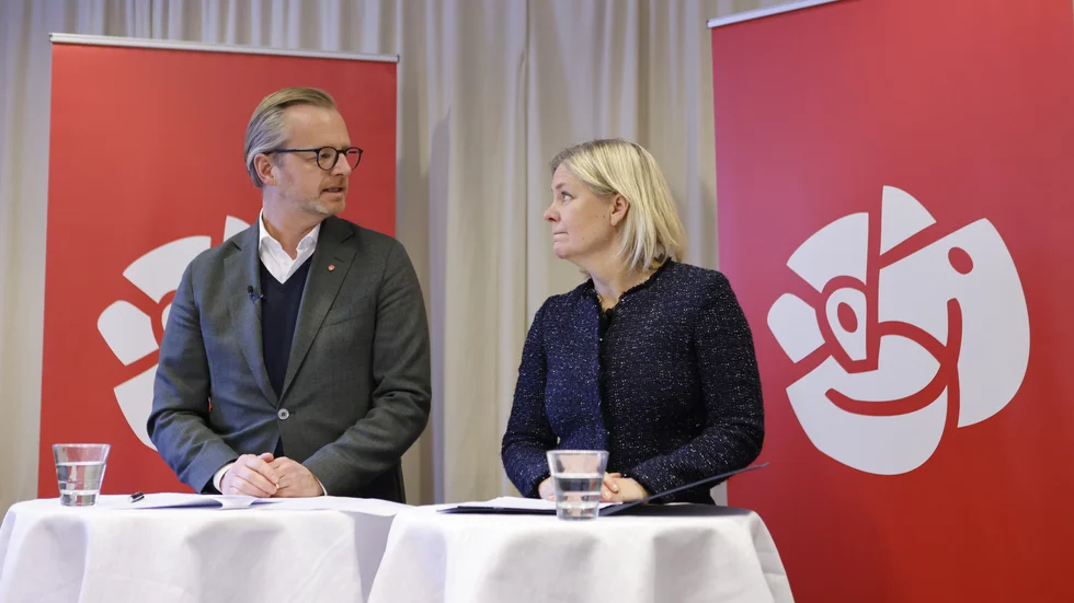 SOLNA 20221217
Socialdemokraternas ekonomisk-politiske talesperson Mikael Damberg och partiledaren Magdalena Andersson får illustrera det arbete som partiet nu gör när de är i opposition.