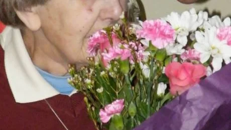 Blommor till Anna Ödman som tillsammans med sin man Lars Ödman donerat pengar till minnestavlan. Lars Ödmans farfars farfar var bland de omkomna.