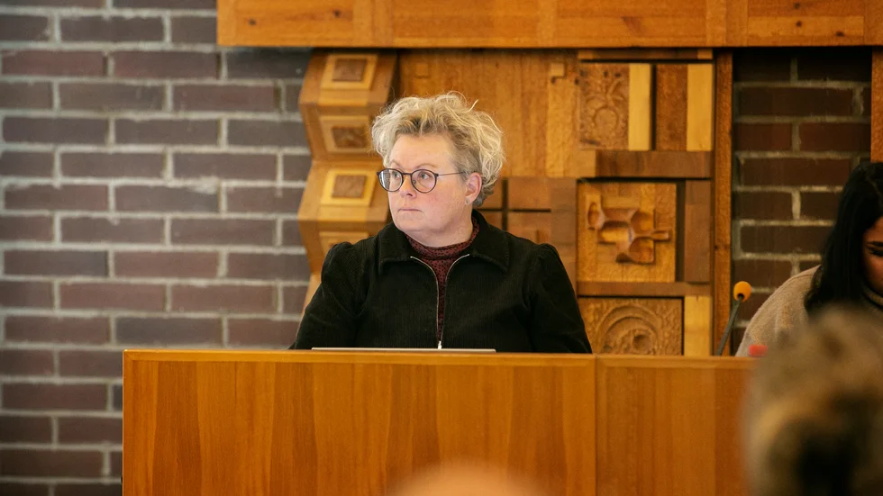 På måndag ska kommunstyrelsen besluta om Anna Lindbergs chefsförordnande ska förlängas eller inte. Två stora fackförbund säger nej. "Jag har ingen kommentar", meddelar kommunchefen.