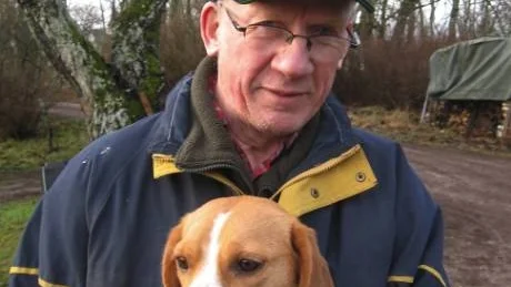 Stig Hoffman och hans treåriga beagle Kola som nu åker till Finland för att försvara de svenska färgerna  NM.