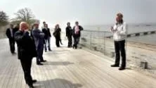 RÄTTEGÅNG. Trädäcket vid restaurangen på stranden vid Norderstrand är åter föremål för en rättegång. Här berättar Pigge Werkelin  för rättens ledamöte vid den syn som hölls på plats i går förmiddag.