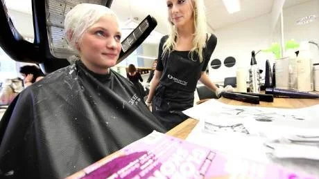 Välgörenhet. Frisöreleven Cornelia Nilsson säger att intäkterna till projektarbetets modevisning ska skänkas till arbete mot mobbning. Linda Nyman ställer upp på att förvandlas till en bal-modell som liknar Marilyn Monroe.
foto: rolf jönsson