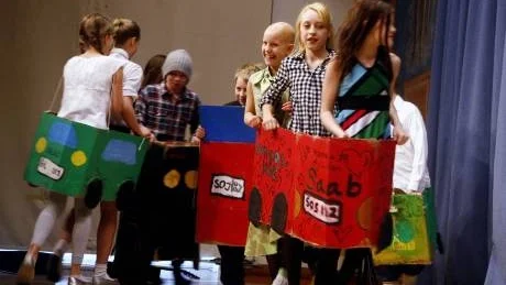 Tidsresa. Den 3 september 1967 infördes högertrafik i Sverige. Samma år fyllde skolbyggnaden 108 år.