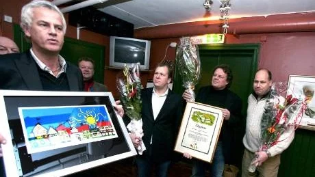 Gabriel Sahlin delade ut Kulinariska Gotlands pris till Gotlands bryggeri. Johan Spendrup, Janne Bertholdsson och Magnus Tedenmyr hyllades med blommor och diplom.