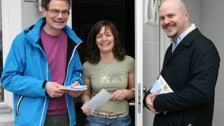 Raggar. Folkpartisten Sven Bosarfve och hans partikollega från Norrköping knackade på hemma hos Ylva Lundqvist i Visby för att berätta om partiet. Foto: Rolf Jönsson
