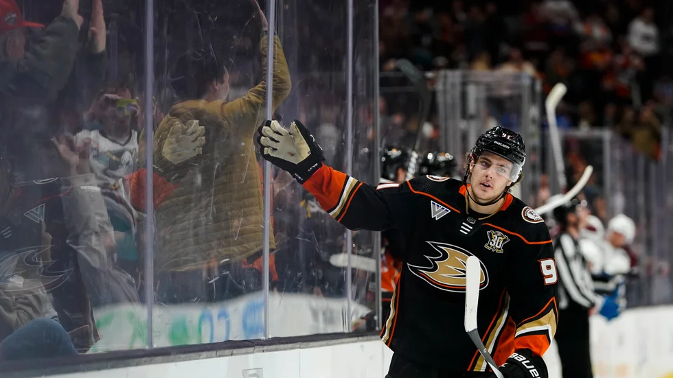 Leo Carlsson firar efter att ha blivit matchhjälte för Anaheim.