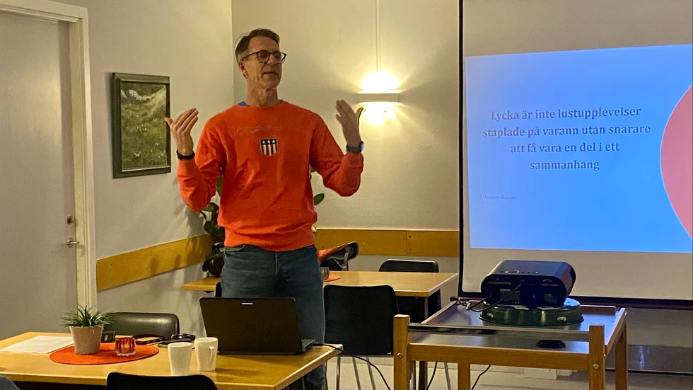 "Lycka är att få vara en del av ett sammanhang", säger Anders "Krobbe" Johansson som menar att vi alla har ett behov av att känna oss sedda, bekräftade och älskade.