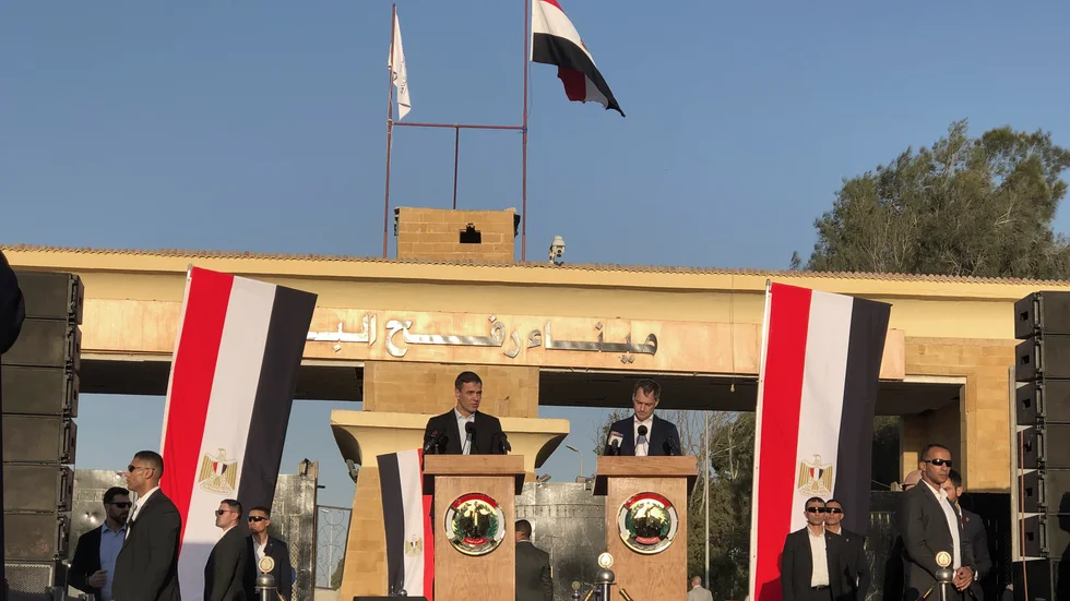 Spaniens premiärminister Pedro Sánchez, till vänster, på en presskonferens i Rafah tillsammans med Belgiens premiärminister Alexander de Croo i fredags.