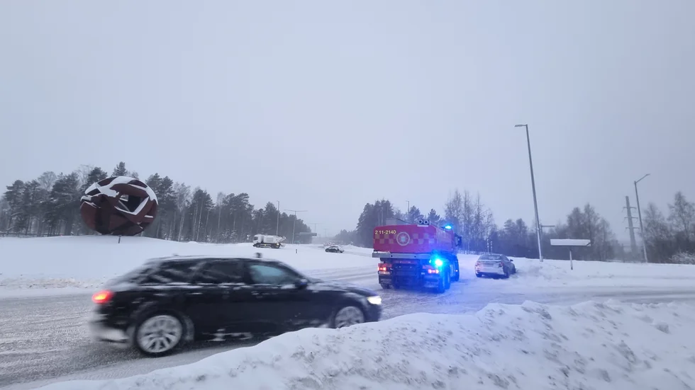 En singelolycka inträffade på onsdagen vid Rostbollsrondellen i Luleå. 