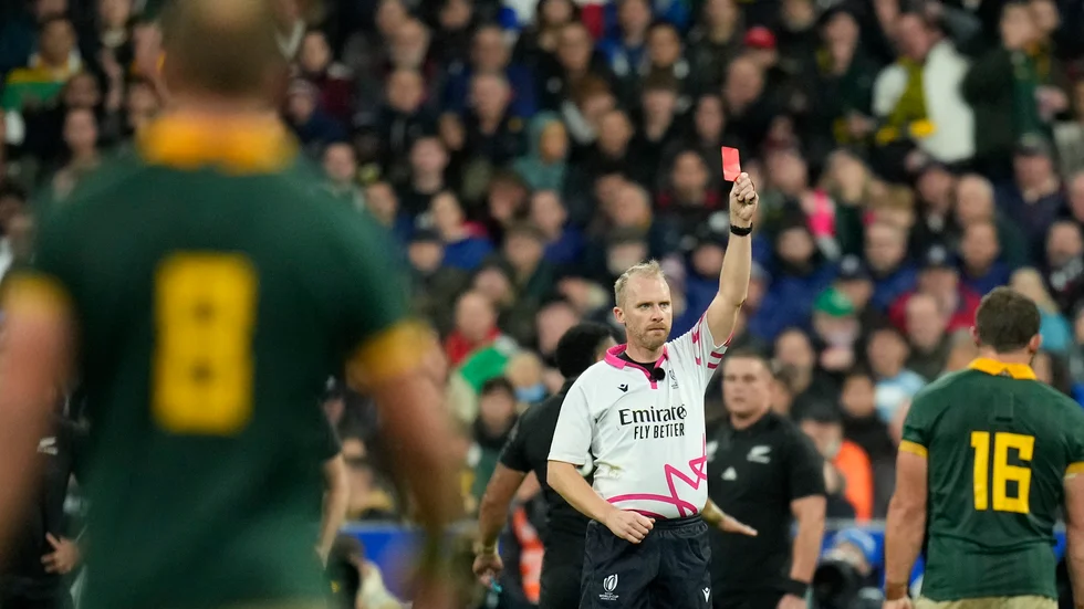 Domarna Wayne Barnes, bilden, och Tom Foley har avslutat sina landslagskarriären efter VM-finalen mellan Nya Zeeland och Sydafrika. Arkivbild.